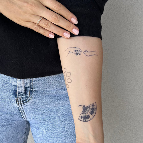 Hundepfote und Hand