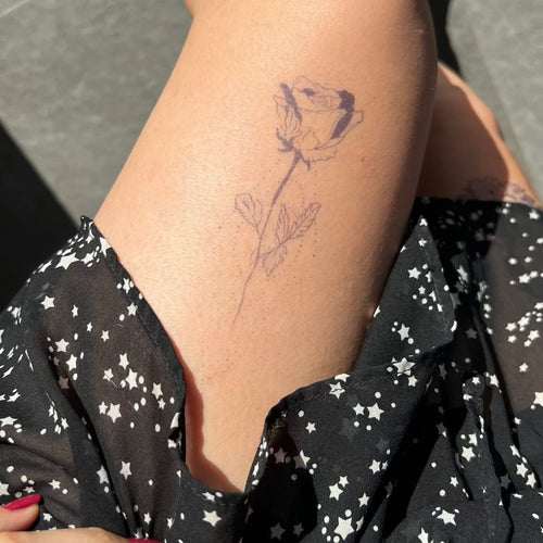 tatouage temporaire grande rose discret inspiration passion et beaute sur cuisse