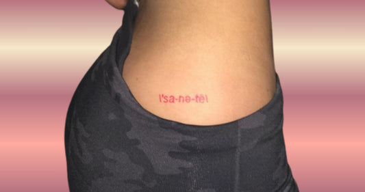 Tatouage Kylie Jenner signification secret et guide de ses tatouages rouge