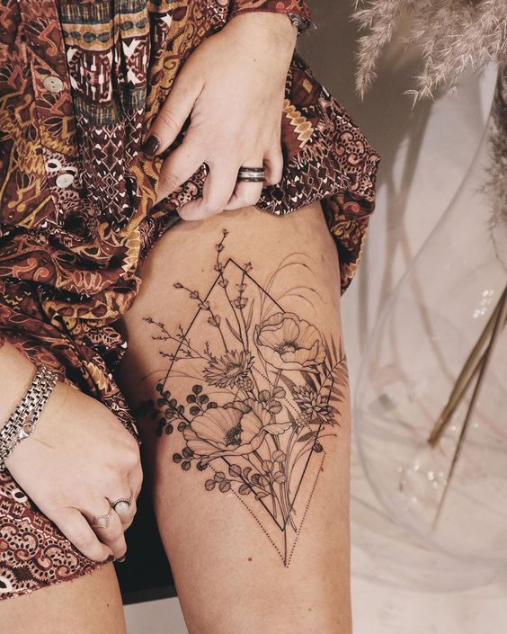 Tatouage éphémère de fleurs sur l'emplacement de cuisse de femme