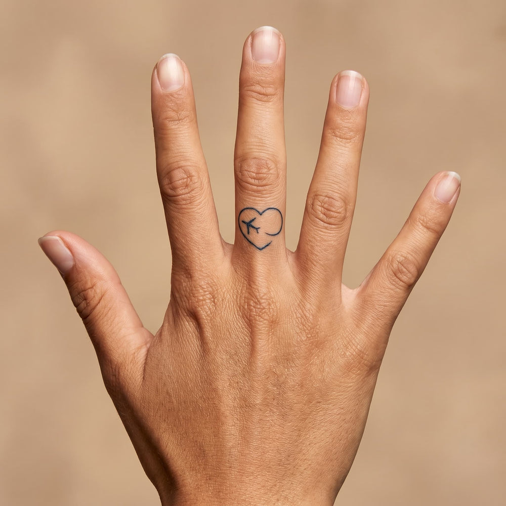 Tatouage coeur avec avion minimaliste femme
