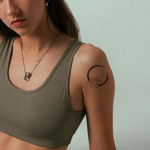 Tatouage lotus japonais pour femme sur épaule et bras