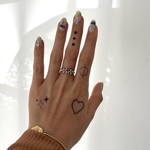 Tatouage minimaliste petit idéal pour les doigts et les mains