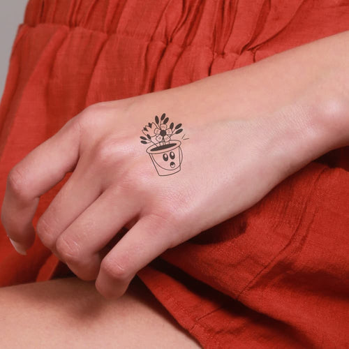 Tatouage pot de fleur sur la main