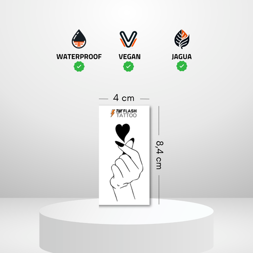 Tatouage coeur avec les doigts